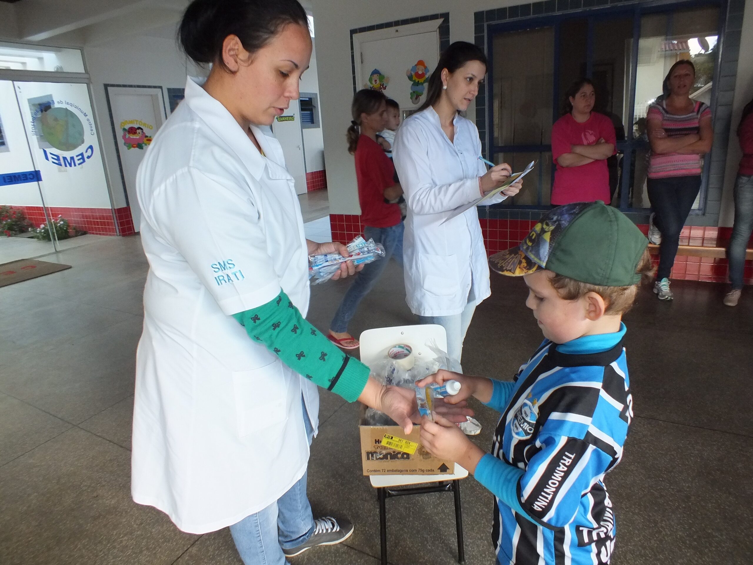 Leia mais sobre o artigo Prefeitura de Irati entrega kits de saúde bucal para alunos das escolas municipais