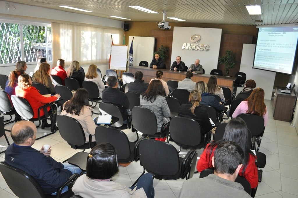 Leia mais sobre o artigo Dúvidas sobre legislação previdenciária são esclarecidas em reunião da AMOSC