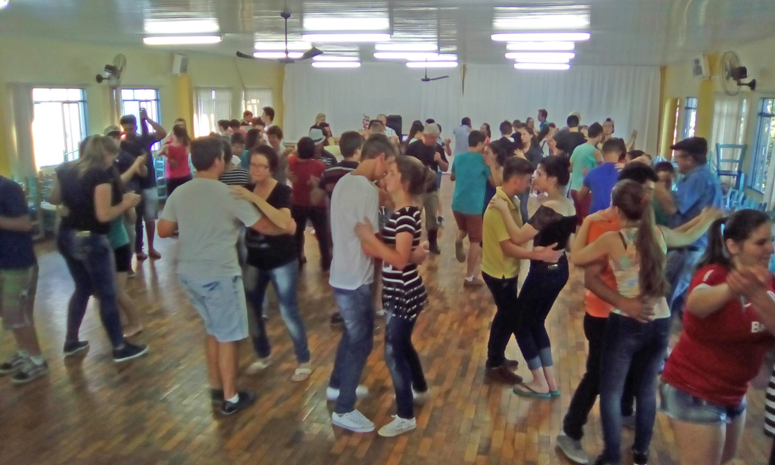 Leia mais sobre o artigo Curso de dança gauchesca inicia com 49 casais