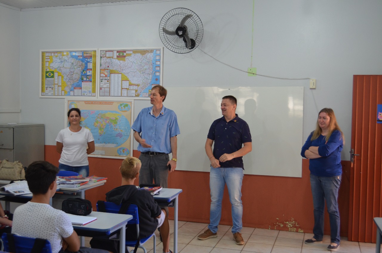 Leia mais sobre o artigo Escolas municipais de São Carlos iniciam ano letivo com visita do Prefeito e Secretários de Educação