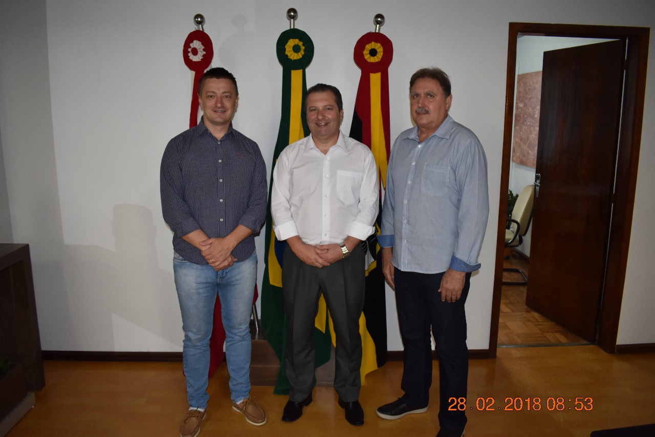 Leia mais sobre o artigo Gerente geral da CEF de Palmitos visita Prefeito de São Carlos
