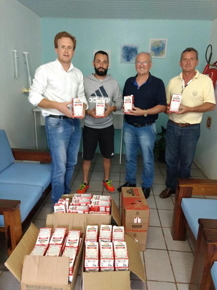 Leia mais sobre o artigo Departamento Municipal de Esporte entrega 130 litros de leite ao Hospital São Bernardo