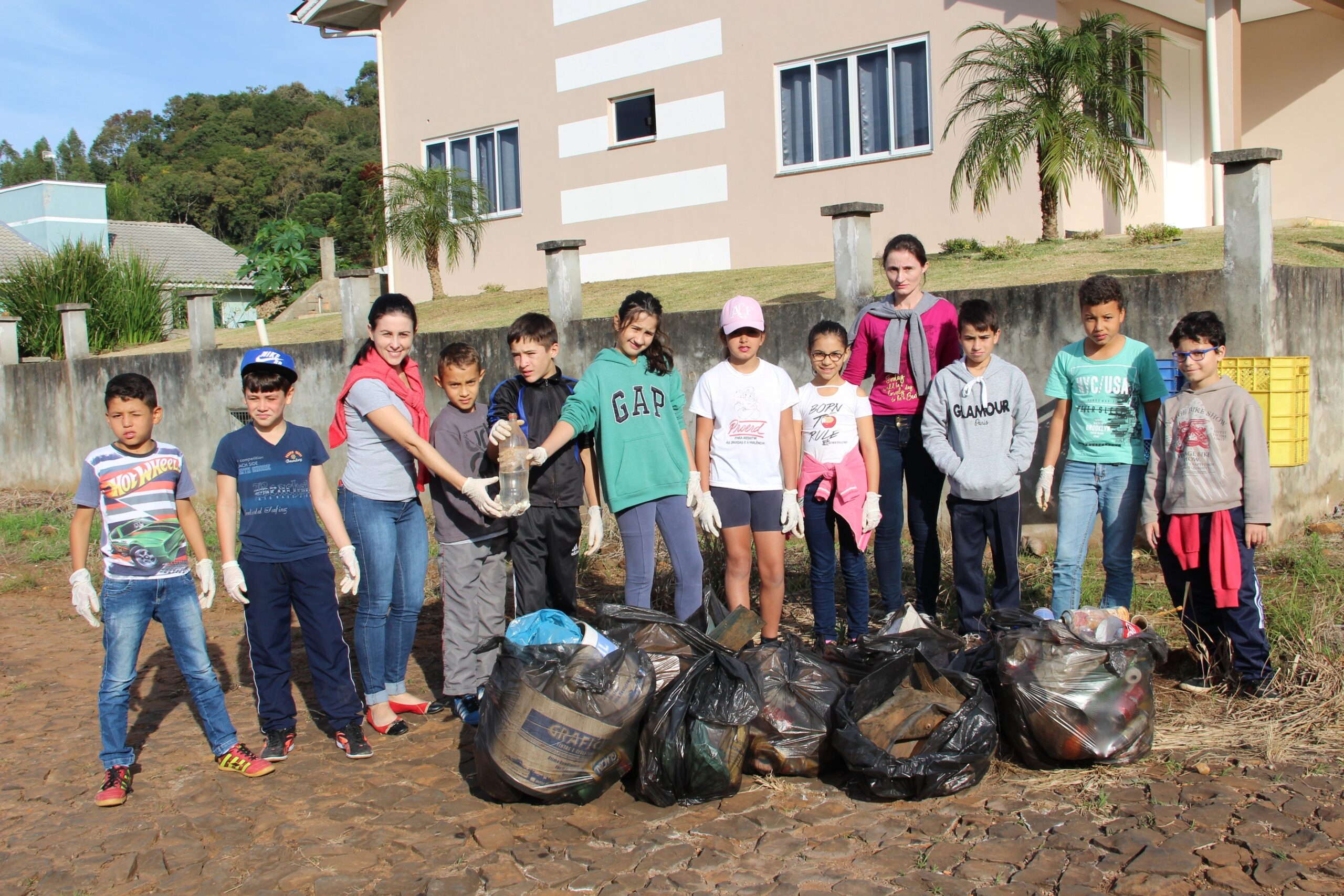 Leia mais sobre o artigo Alunos participam de ação de limpeza da cidade