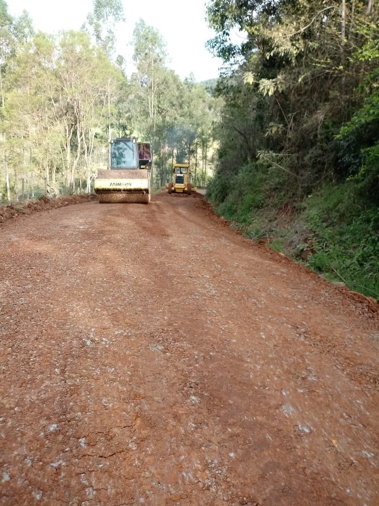 Leia mais sobre o artigo Linhas Alto Recreio e Lajeado Uru recebem recuperação de estradas