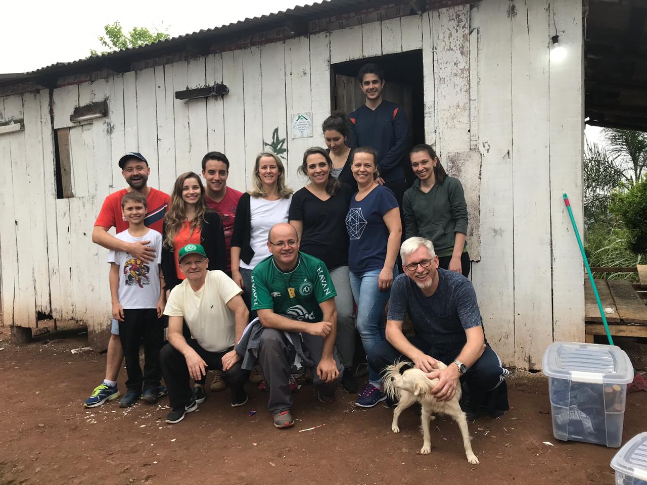 Leia mais sobre o artigo Equipe AMOSC participa de uma ação voluntária junto ao projeto “Brasil sem Frestas de Chapecó”